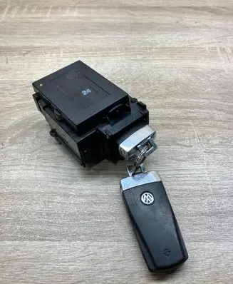 Volkswagen PASSAT CC Ignition lock 3C0905843R 33303401