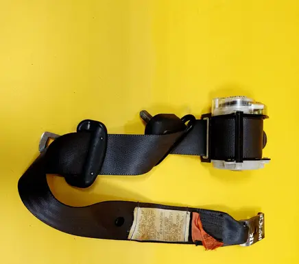Subaru Impreza I Rear seatbelt 0428164