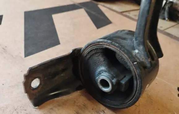 Mitsubishi ASX Engine mount bracket