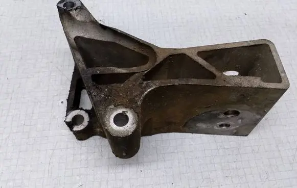 Volvo S60 Engine mounting bracket