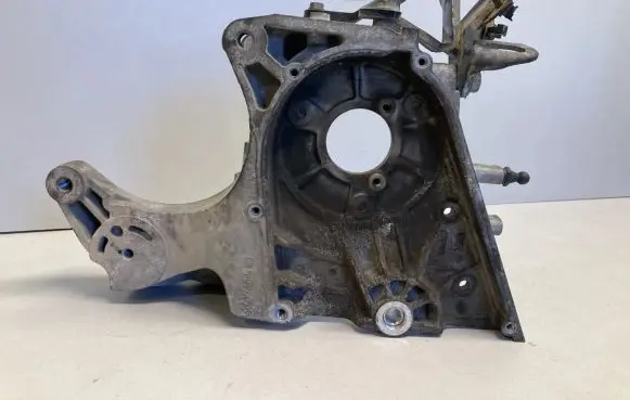 Opel Insignia A Fuel pump bracket 55574721