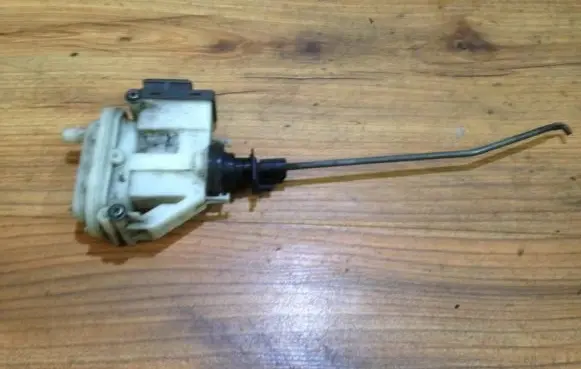 Volkswagen PASSAT B4 Central locking vacuum pump 3a0862153b