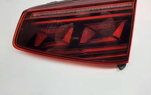 Tailgate rear/tail lights