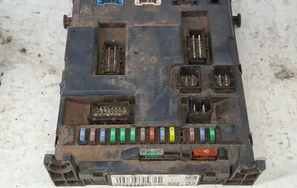 Peugeot 208 I Fuse module 9666952080 201105 PRT0676001