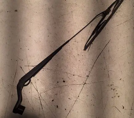 Front wiper blade arm