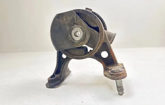 Toyota RAV 4 (XA30) Engine mount bracket