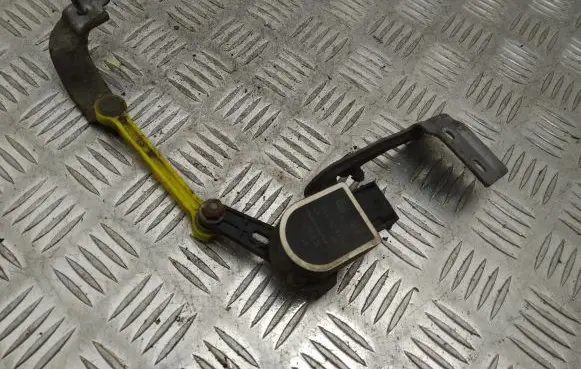 Headlight/headlamp level sensor
