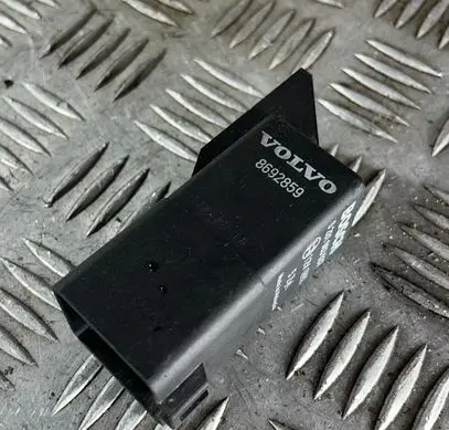 Volvo XC70 Glow plug pre-heat relay 8692859