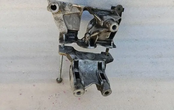 Volkswagen Transporter - Caravelle T5 Engine mounting bracket 070199343B 070199343A