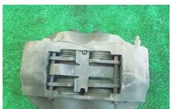 Toyota Land Cruiser (HDJ90) Front brake caliper