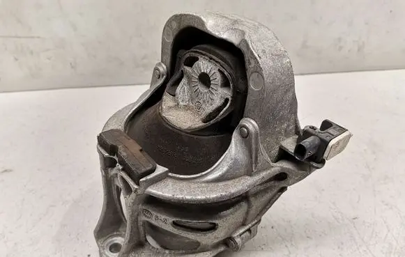 Audi A8 S8 D5 Engine mount bracket 4M0199256AQ 4M0199256