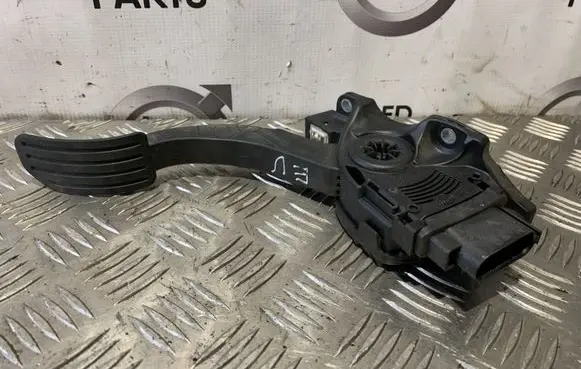 Volvo V70 Accelerator throttle pedal 6G929F836BC