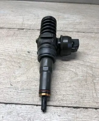 Skoda Roomster (5J) Fuel injector 038130073