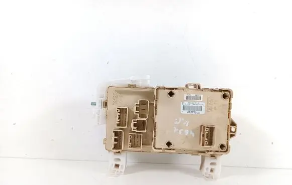 Toyota Corolla Verso AR10 Fuse module 827300F030