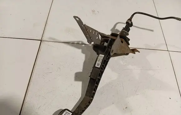 Volvo V50 Clutch pedal 4N517B633EM