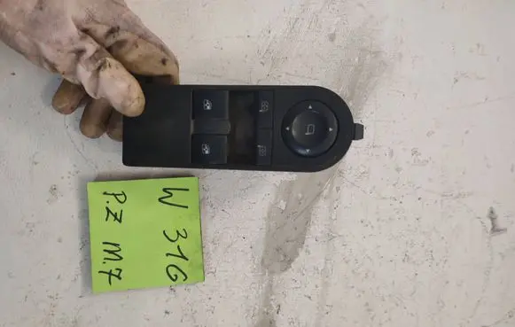 Opel Zafira A Electric window control switch 13209203