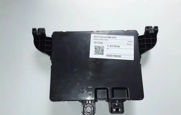 Opel Insignia A Fuse module 1327732103