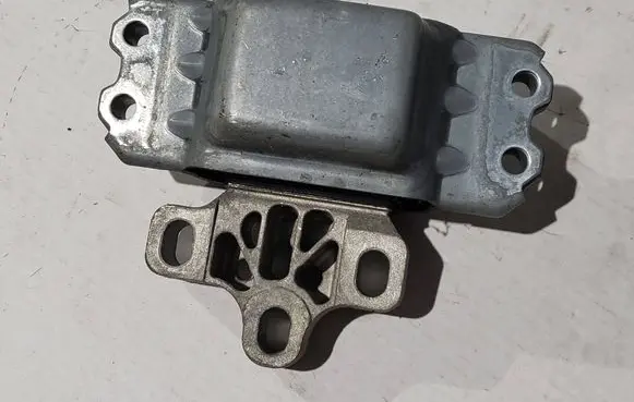 Volkswagen Tiguan Engine mount bracket 5N0199555L