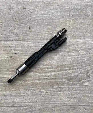 BMW X1 E84 Fuel injector 7597870 13647597870
