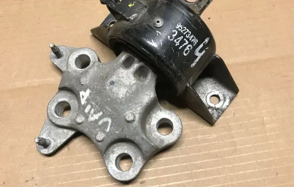 Buick Encore I Engine mount bracket 95273476