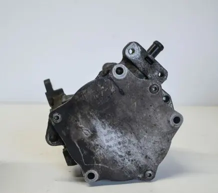 Audi Q3 8U Vacuum pump 06J145100G