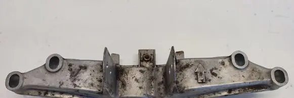 Engine mounting bracket