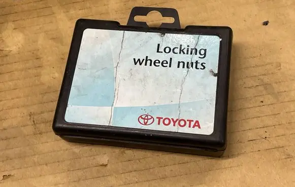 Toyota Avensis T250 Anti-theft wheel nuts and lock 0009003005B