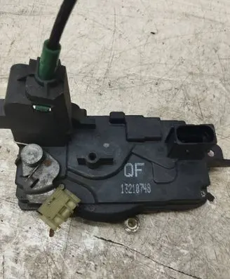 Opel Zafira B Front door lock 13210748