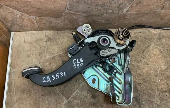 Mercedes-Benz CLS C218 X218 Brake pedal A2044201684