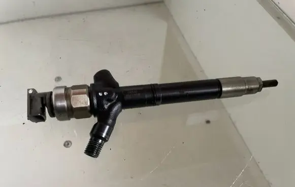 Toyota Corolla Verso AR10 Fuel injector 236700R050 05J19109