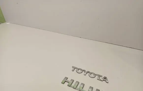Toyota Hilux (AN10, AN20, AN30) Manufacturer badge logo/emblem 754270K010