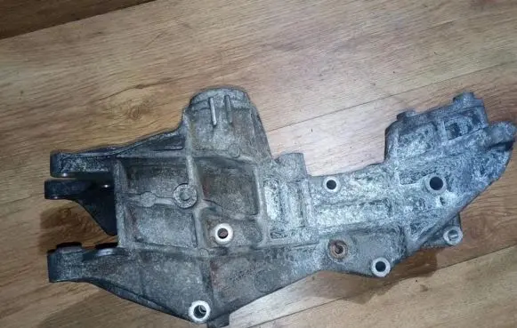Audi A4 S4 B5 8D Engine mounting bracket 058145523