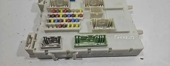 Ford Focus Fuse module BV6N14A073ET A12572377 00006548