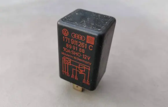 Volkswagen Golf III Glow plug pre-heat relay 171911261C 899188