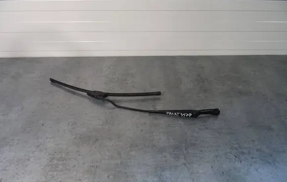 Volkswagen PASSAT B5 Front wiper blade arm 3B1955409