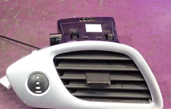 Renault Scenic III - Grand scenic III Dashboard side air vent grill/cover trim
