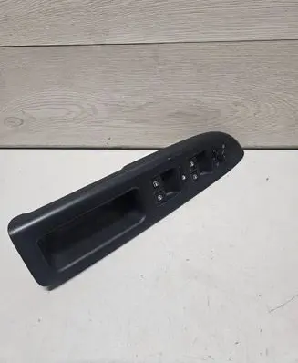 Volkswagen Golf Plus Front door window switch trim 5M2867372C