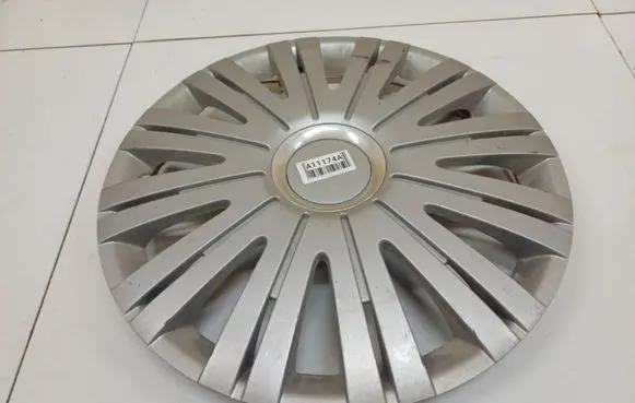 Nissan Primera R15 wheel hub/cap/trim 