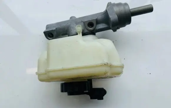 Volkswagen Jetta V Master brake cylinder 03350886351