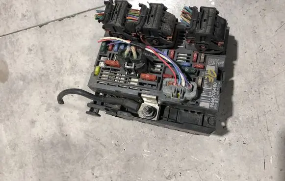 Citroen C4 I Fuse module 9666700480