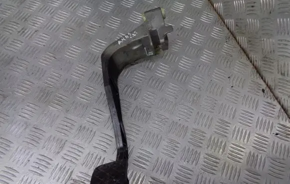 Audi A4 S4 B5 8D Accelerator throttle pedal bracket 8D1721316F