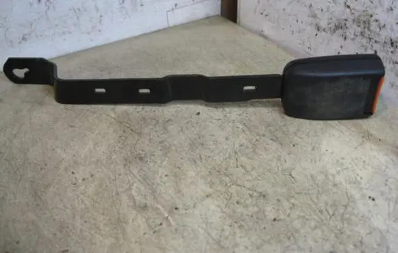 Volkswagen Golf III Front seatbelt buckle 1H0857756