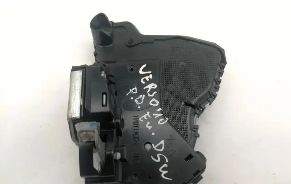 Toyota Verso-S Front door lock