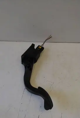 Accelerator throttle pedal