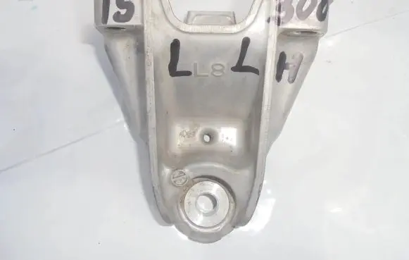 Lexus IS III XE30 Engine mounting bracket