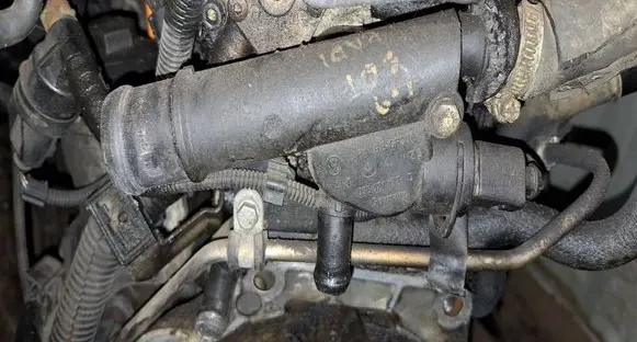 Volkswagen Touran I Engine coolant pipe/hose 038121132D