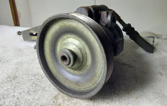 Renault Scenic I Power steering pump 7846075