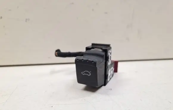 Volkswagen PASSAT B5.5 Tailgate opening switch 1J0959831A