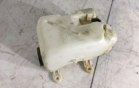 KIA Carnival Windshield washer fluid reservoir/tank