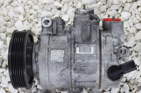 Volkswagen Golf VI Air conditioning (A/C) compressor (pump) 1K0820808A